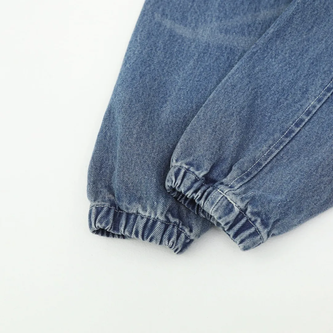 P350 #R17 Ralph Lauren unisex denim jacket with zipper and small label. The classic jacket style, neat lines outline a generous outline, and the short and slim design can quietly lengthen the leg lines visually, instantly achieving the stunning effect of making you taller and slimmer, helping you easily create enviable long legs. The practical pockets on both sides of the front body can not only store mobile phones and keys easily, but also cleverly add a bit of casualness to the overall shape, perfectly blending fashion and practicality. Moreover, the fabric has been specially treated to be soft and wear-resistant, and the comfort level is straight forward. In terms of matching, you can wear it as you like. Pair it with a simple white T-shirt, straight jeans and sneakers on the lower body. It is easy to control the looseness when going out on the street every day. If you wear it with leather boots and a floral skirt, you can create a romantic feeling of western style. I really love it, so it’s not a waste to buy it! Color: Washed Blue Size: S-XL S: Bust 118 Length 70 Sleeve Length 68 Shoulder Width 50 M: Bust 122 Length 72 Sleeve Length 69 Shoulder Width 51 L: Bust 126 Length 74 Sleeve Length 70 Shoulder Width 52 XL: Bust 130 Length 76 Sleeve Length 71 Shoulder Width 53
